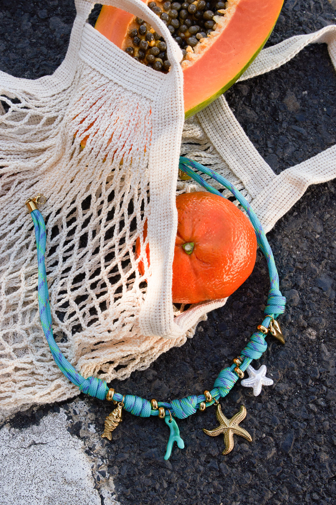 Touw ketting met knoopjes en zeester charms