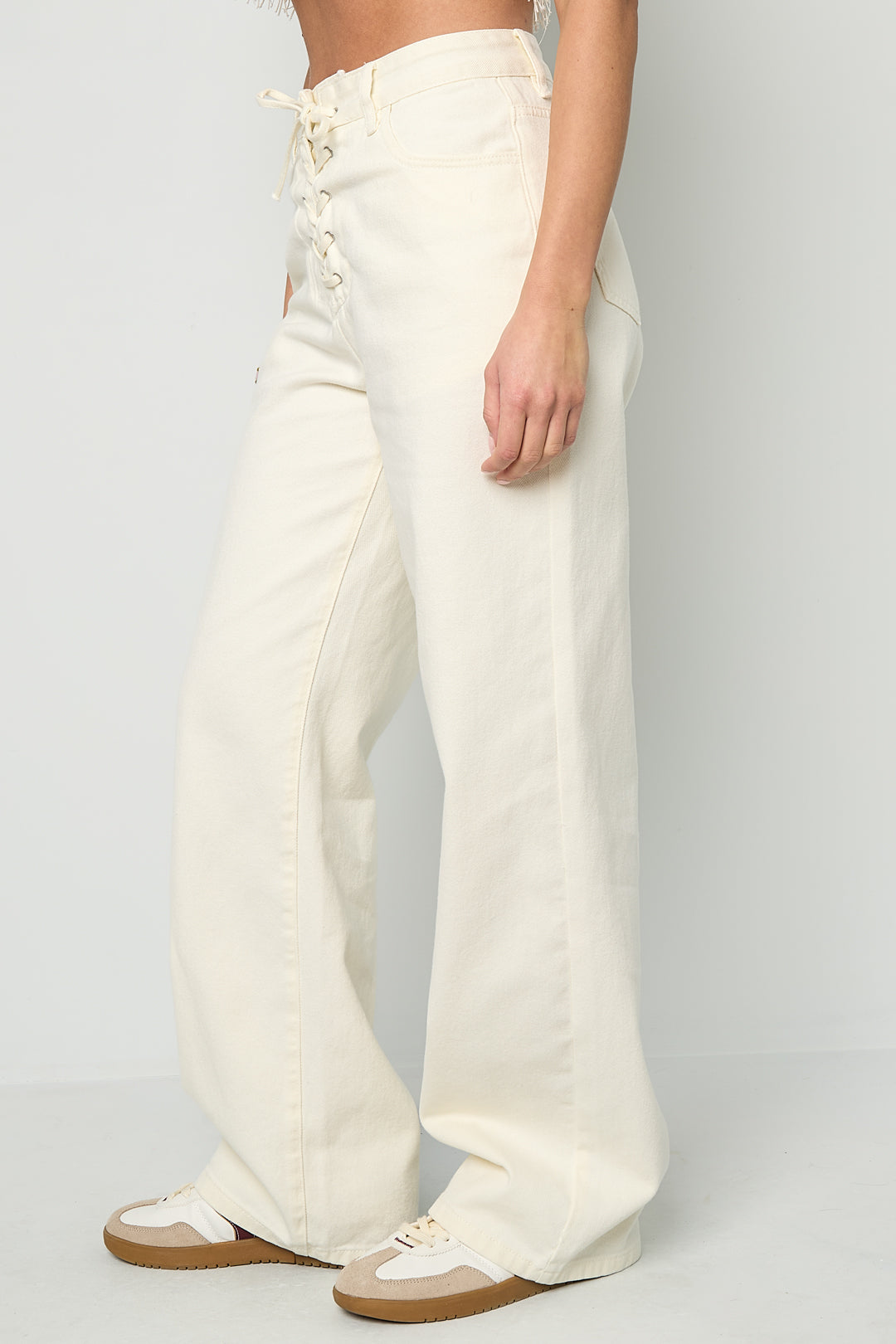 Jeans met vetersluiting