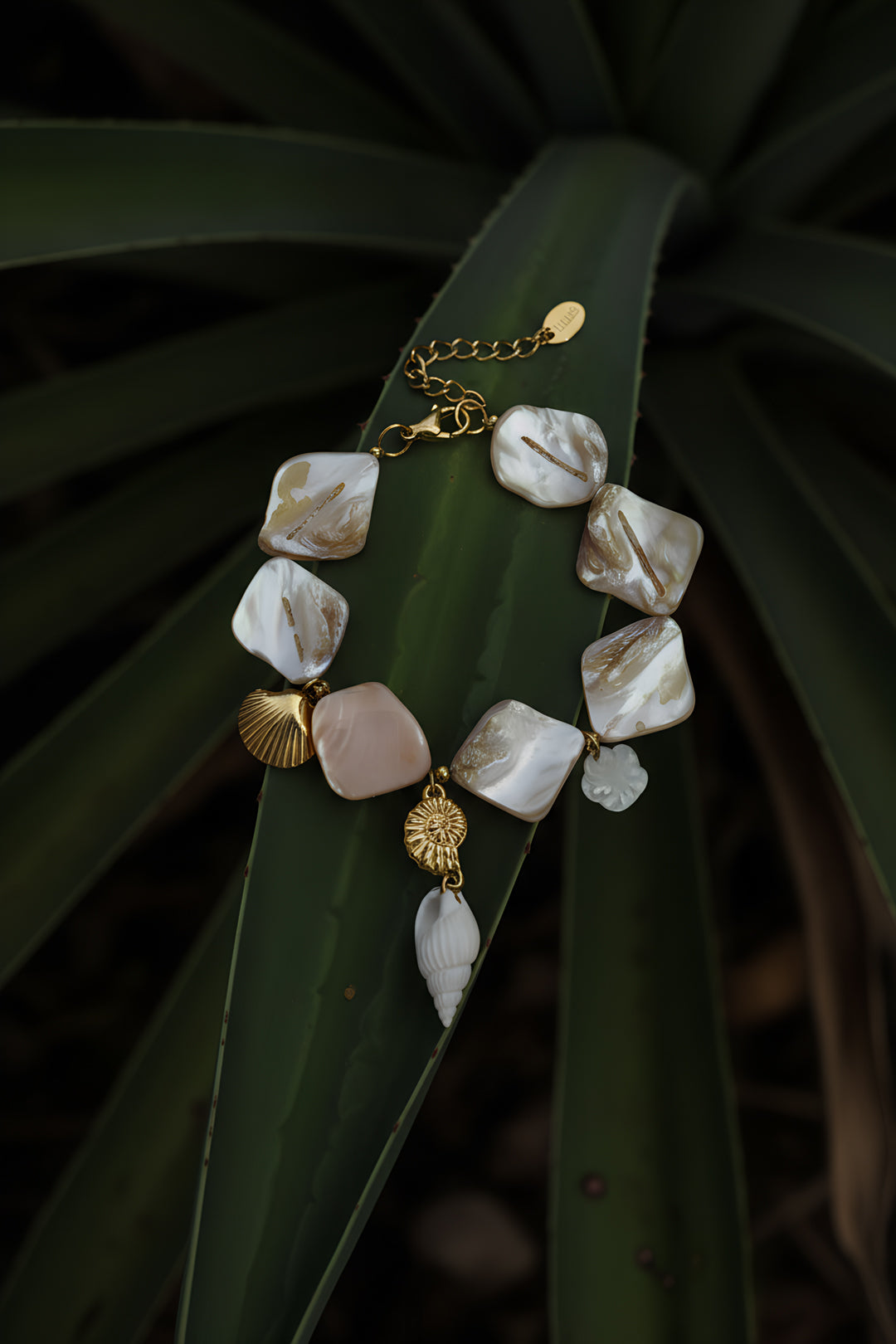 Armband met schelpen en zee charms beige