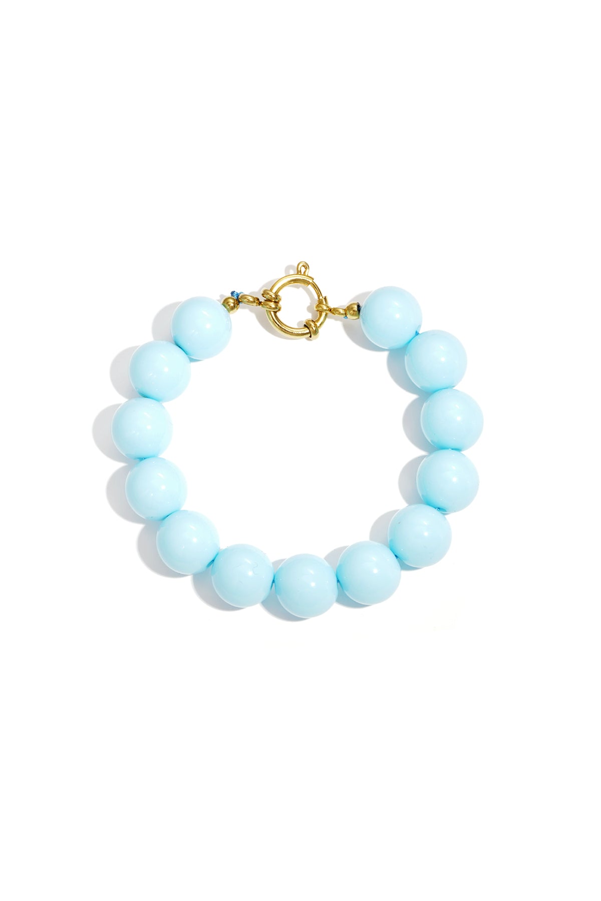 Armband met grote kralen en sluiting aan de voorkant.