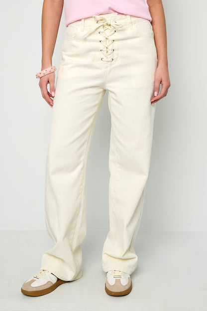 Jeans met vetersluiting